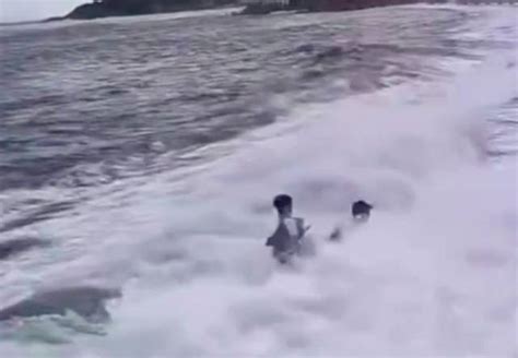 海南一女游客捡拖鞋险被卷入大海 ，目击者：导游多次提醒不要下海