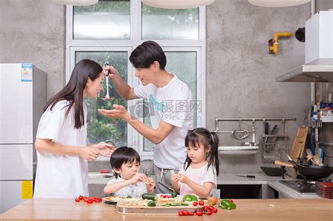 家庭亲子下厨高清图片下载-正版图片500972904-摄图网