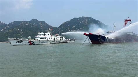 渔船海上起火8人被困，多部门合力成功救援