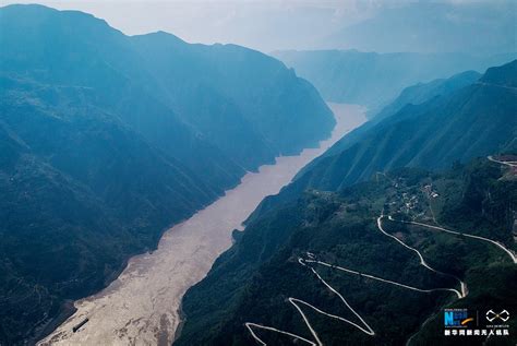 巴东三峡巫峡长，猿鸣三声泪沾裳。长江三峡，地跨重庆、湖北两省市