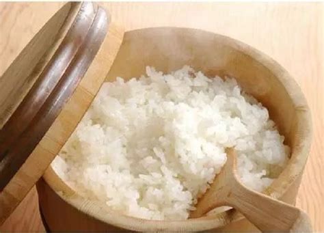 米饭这样吃更健康，先煮后蒸古法蒸制，跟着我这样炒，不担心长肉