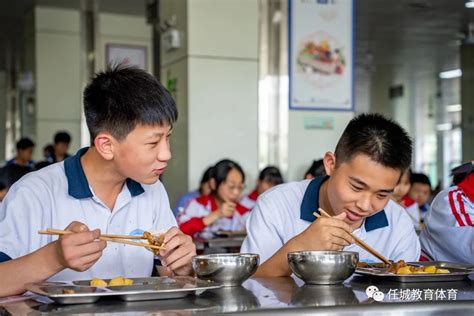 开饭啦！郑州市金水区纬三路小学“开学第一餐”严守食品安全关-大河新闻