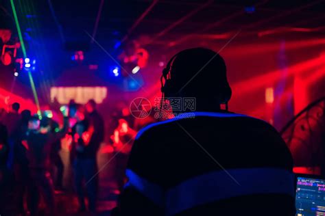 DJ在夜总会把音乐和舞池跳舞高清图片下载-正版图片505880700-摄图网
