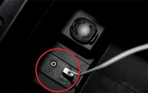 汽车AUX接口怎么用手机 需要AUX连接线 - 查车险网