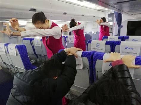 当飞机上发生紧急情况时乘务员都在做什么？-中国民航网
