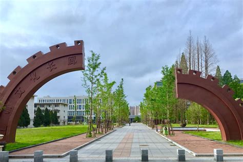 湖北大学新校门落成（图）！ —湖北站—中国教育在线