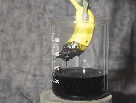 将香蕉放进硫酸里测试它的腐蚀性, 最后香蕉直接变成了半截|香蕉|硫酸|腐蚀性_新浪新闻