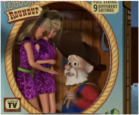 轻抚芭比娃娃手、承诺让她出演下一部....迪士尼删除《玩具总动员2》争议场景