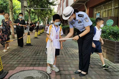 图说 | 开学首日，上海警方出动3.2万名安保力量，现场维持校园周边秩序|上海市|辅警_新浪新闻