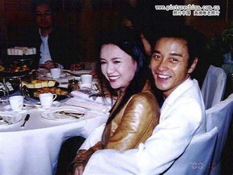 2002年4月6号，张国荣担任梅艳芳《极梦幻演唱会》压轴嘉宾 - 派谷照片修复翻新上色