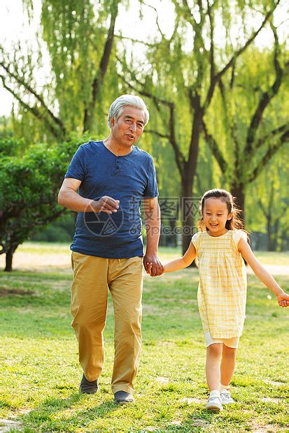 爷爷带着孙女在公园里玩耍高清图片下载-正版图片507652139-摄图网