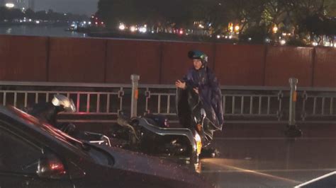 啥情况？桥上出现多辆摩托车雨天滑倒！