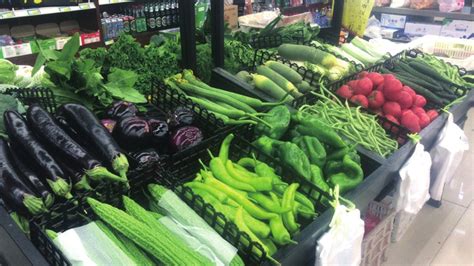 在市场上卖蔬菜高清摄影大图-千库网