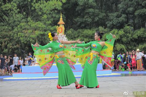 傣族的蝴蝶舞（2017年4月摄于孟定泼水节）。