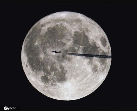 视觉效果震撼！法国摄影师抓拍飞机掠过月球大片