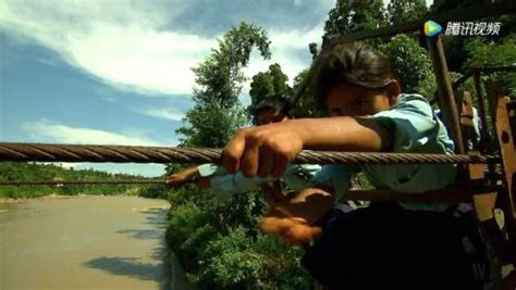 翻山涉水上学路——尼泊尔学生们搭载卡车坐钢索铁筐踏上回家的路_高清1080P在线观看平台_腾讯视频