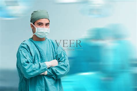 站在手术室的女外科医生的肖像蓝色医护服医疗健康素材