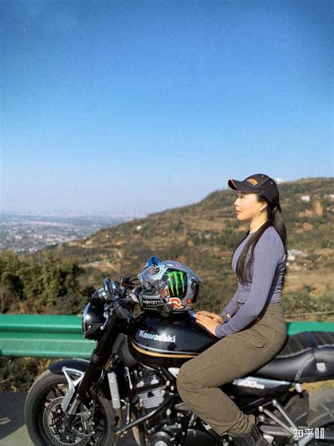 金发女孩在街上的摩托车上骑高清图片下载-正版图片507394517-摄图网