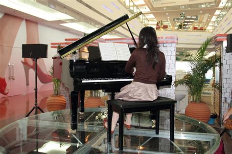 钢琴演奏家图片-弹钢琴的女孩素材-高清图片-摄影照片-寻图免费打包下载
