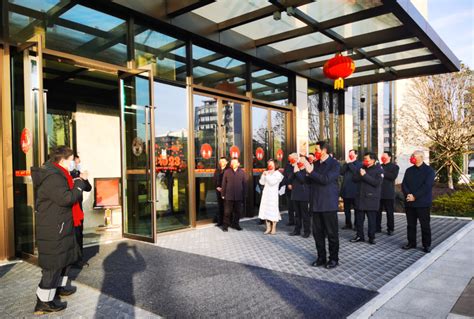 节后首个工作日，厅领导在办公大楼门口迎接上班职工-湖北省经济和信息化厅