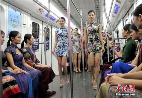 武汉地铁车厢内模特秀时装[组图]图片频道 - 海口网 - 海口权威新闻门户网站