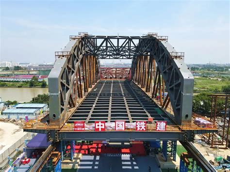 长深高速灵桥互通改建工程主桥中跨合龙段顺利浇筑，预计今年7月具备通车条件