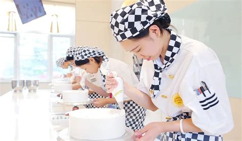 2022年，没技术、学历不高、想转行的女生们适合学什么_行业新闻_陕西新东方烹饪学校