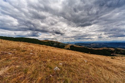 秋天塞尔维亚山上满是乌云的山高清图片下载-正版图片507298974-摄图网