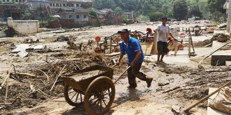 十堰一乡村小学被淹 14名教师洪水中冒死救了93个孩子_手机新浪网