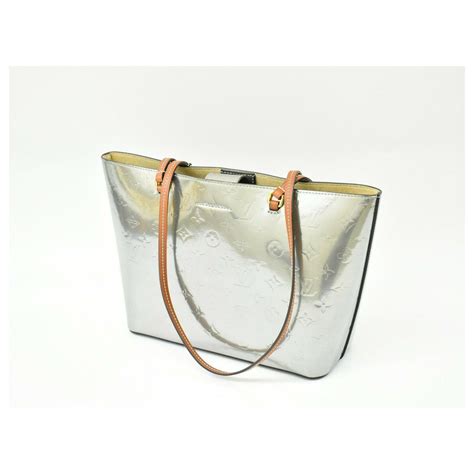 Louis Vuitton Handtasche Silber Lackleder ref.196355 - Joli Closet