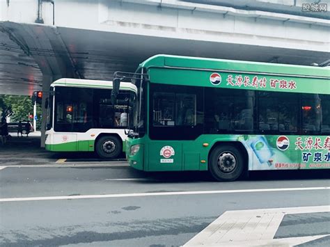 中国内地公交车下车铃为什么不设计成遍布车厢那种？ - 知乎