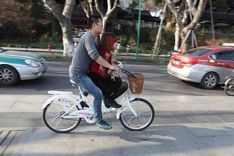 双人自行车被禁止了，但双人坐自行车多起来了-19摄区-杭州19楼