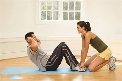 仰卧起坐是腹肌训练最常用的动作