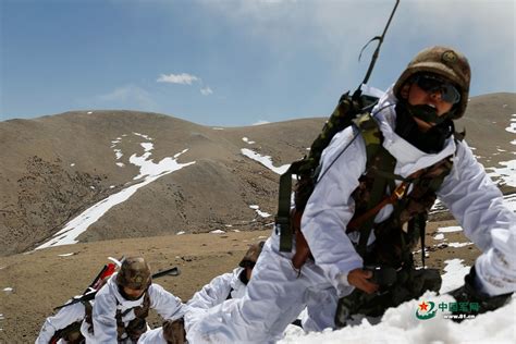 西藏军区某特战旅开展高寒雪山行军训练_军事_中国网