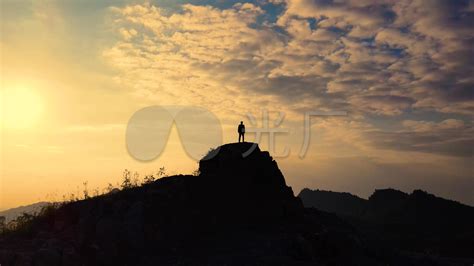 青年登山者坐在山顶俯瞰高清摄影大图-千库网