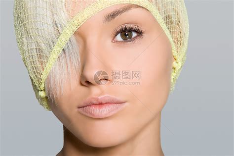 一个戴着发网的女人高清图片下载-正版图片501470289-摄图网