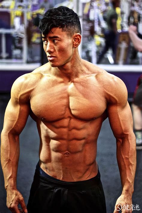肌肉男图图片