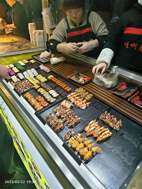 市集上摊位买卖寿司高清摄影大图-千库网