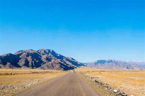 新疆草原之路高清图片下载-正版图片500486183-摄图网