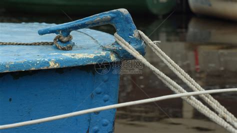 细节海上旧船停靠在码头泊的老船蓝色高清图片下载-正版图片307635482-摄图网