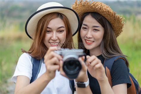 女摄影师在野外拿着摄像头拍旅游者的照片来自游客女成人白种高清图片下载-正版图片307870123-摄图网