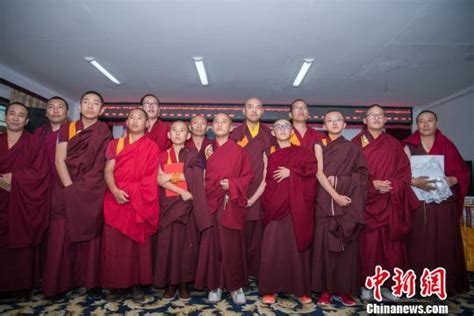 西藏佛学院举行首届少年活佛班小学毕业典礼(图)_盐田网