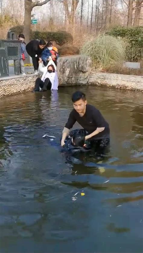 一对母女游玩时落入湖中，郑州这个小伙儿跳入冰冷湖中救人-大河新闻