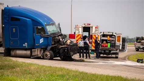 加拿大突发！一辆卡车与载有众多老年乘客车辆相撞，至少15人死亡