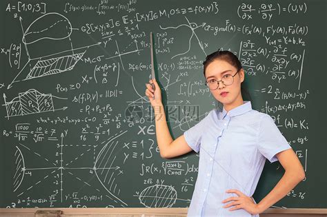 戴眼镜的女教师授数学高清图片下载-正版图片502989428-摄图网