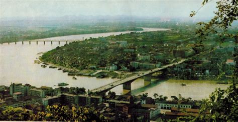 老照片：80年代的广西柳州，柳江大桥、驾鹤市场、立鱼峰、东环路|人民广场|柳州|柳江大桥_新浪新闻