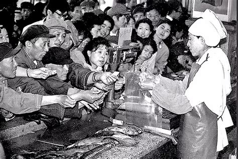 上世纪七十年代，云南温泉小城安宁商贸繁荣，市场上人群熙熙攘攘__凤凰网