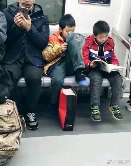 郑州地铁上的最美读书郎！给老人让座后蹲地看书_大豫网_腾讯网