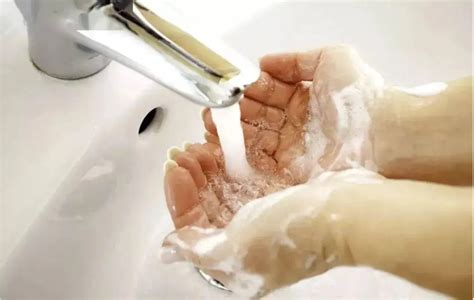 提醒！公厕里的洗手液和烘手器，谨慎使用… - 动态 - 新湖南