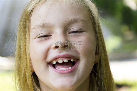 可爱的笑笑女孩孩子金发笑声白色女学生童年蓝色微笑高清图片下载-正版图片322003572-摄图网